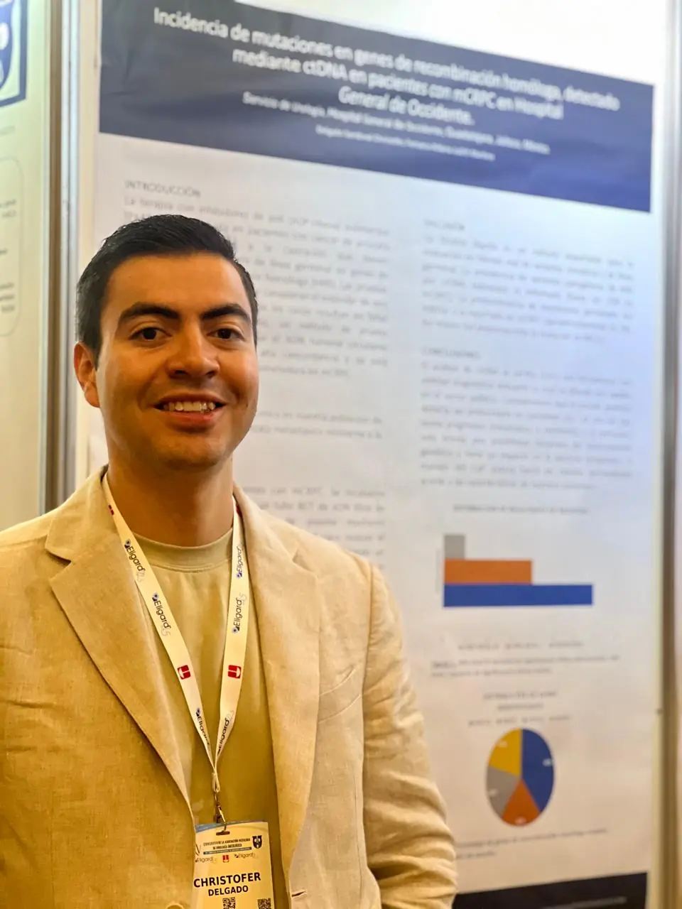 Dr. Christofer Delgado en un congreso de urología presentando una investigación