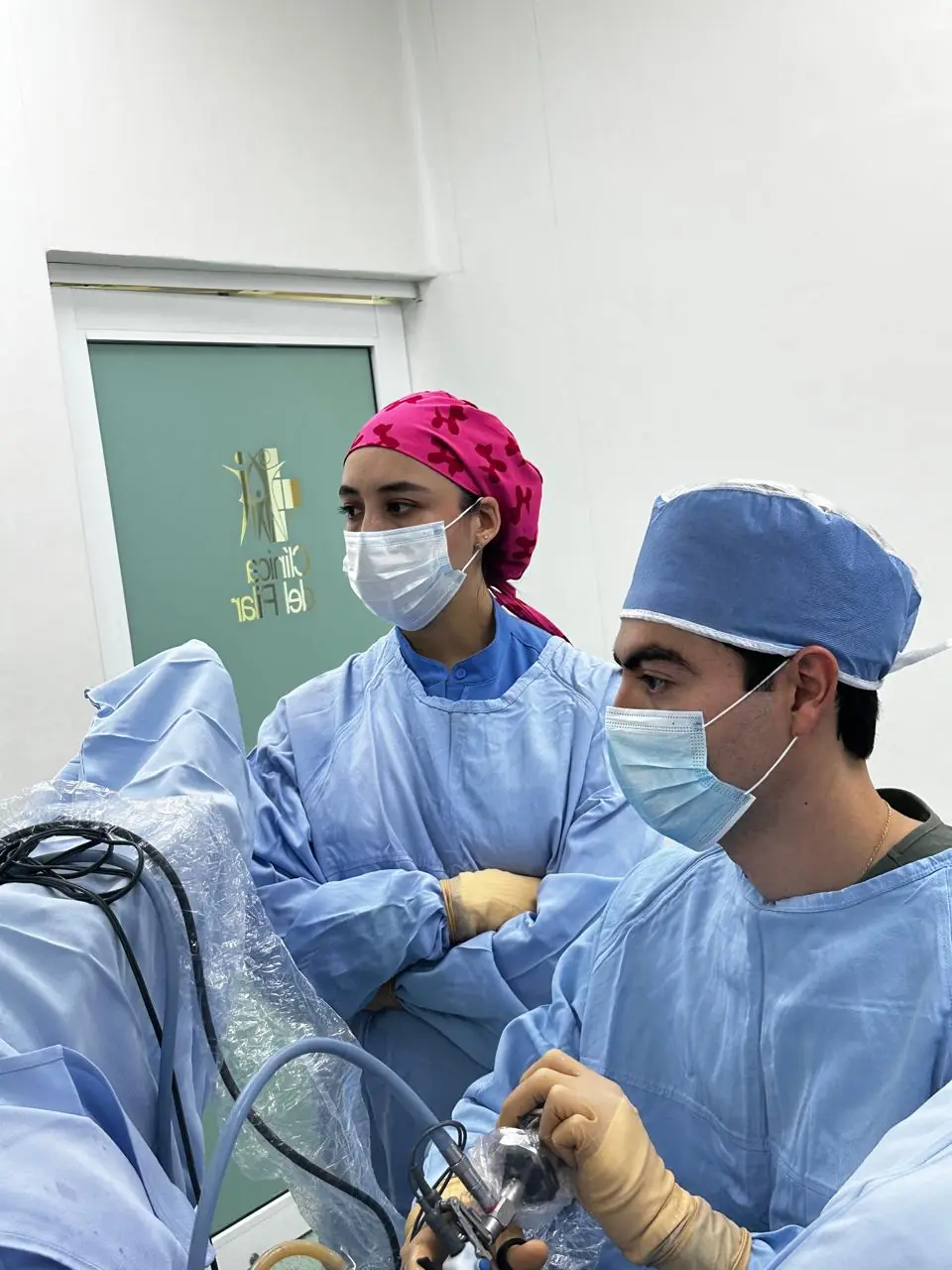 El Dr. Delgado con su equipo en quirófano